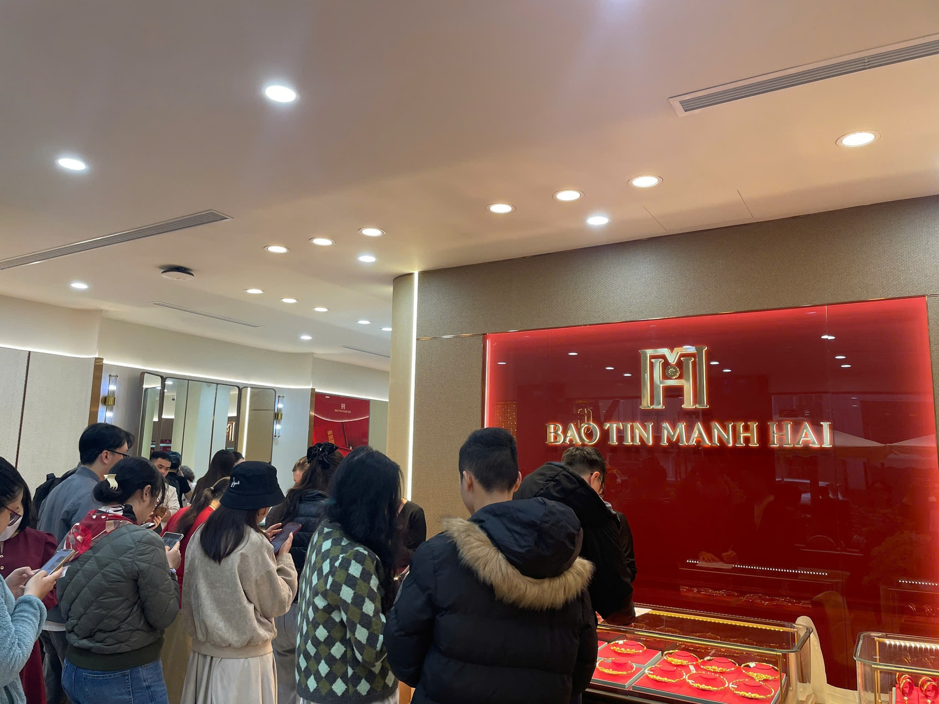 Cửa hàng vàng Bảo Tín Mạnh Hải tại 18 Ngô Quyền (Ảnh: Thùy Linh)