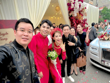 MC Mù Tạt mang vàng kín tay trong lễ ăn hỏi với cầu thủ Đức Huy