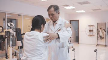 Phép màu y học giữa đời thường: Bác sĩ Vinmec “hồi sinh” đôi chân cho bé gái liệt hoàn toàn
