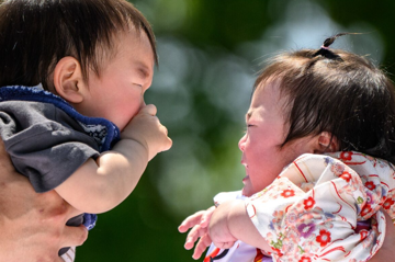 Tỷ lệ sinh rơi tự do 10 năm liên tiếp, nền kinh tế lớn thứ 2 châu Á đối mặt áp lực chưa từng có
