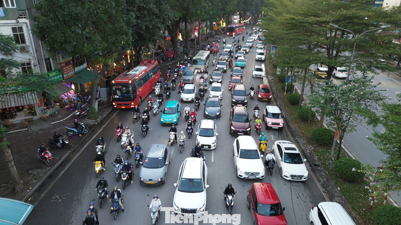Các phương tiện lưu thông trên đường Láng tp-4.jpg