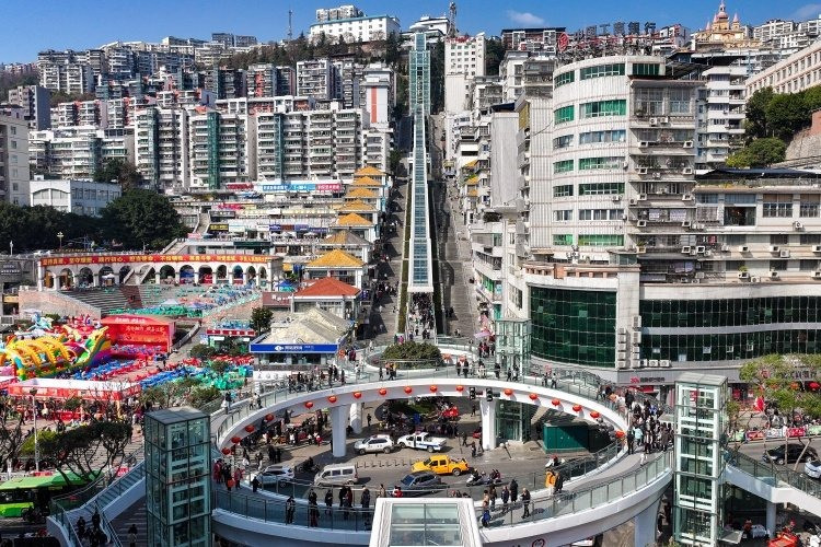 Thang cuốn ngoài trời dài nhất thế giới vừa vận hành: Độ chênh tương đương tòa nhà 80 tầng, rút ngắn hành trình từ 1 giờ còn 20 phút- Ảnh 2. Thang cuốn ngoài trời dài nhất thế giới vừa vận hành: Độ chênh tương đương tòa nhà 80 tầng, rút ngắn hành trình từ 1 giờ còn 20 phút- Ảnh 2.