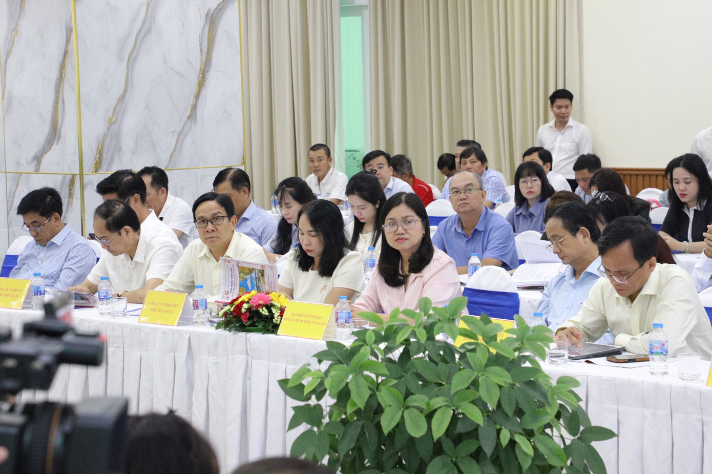Các đại biểu tham dự hội nghị. img-4377.jpg