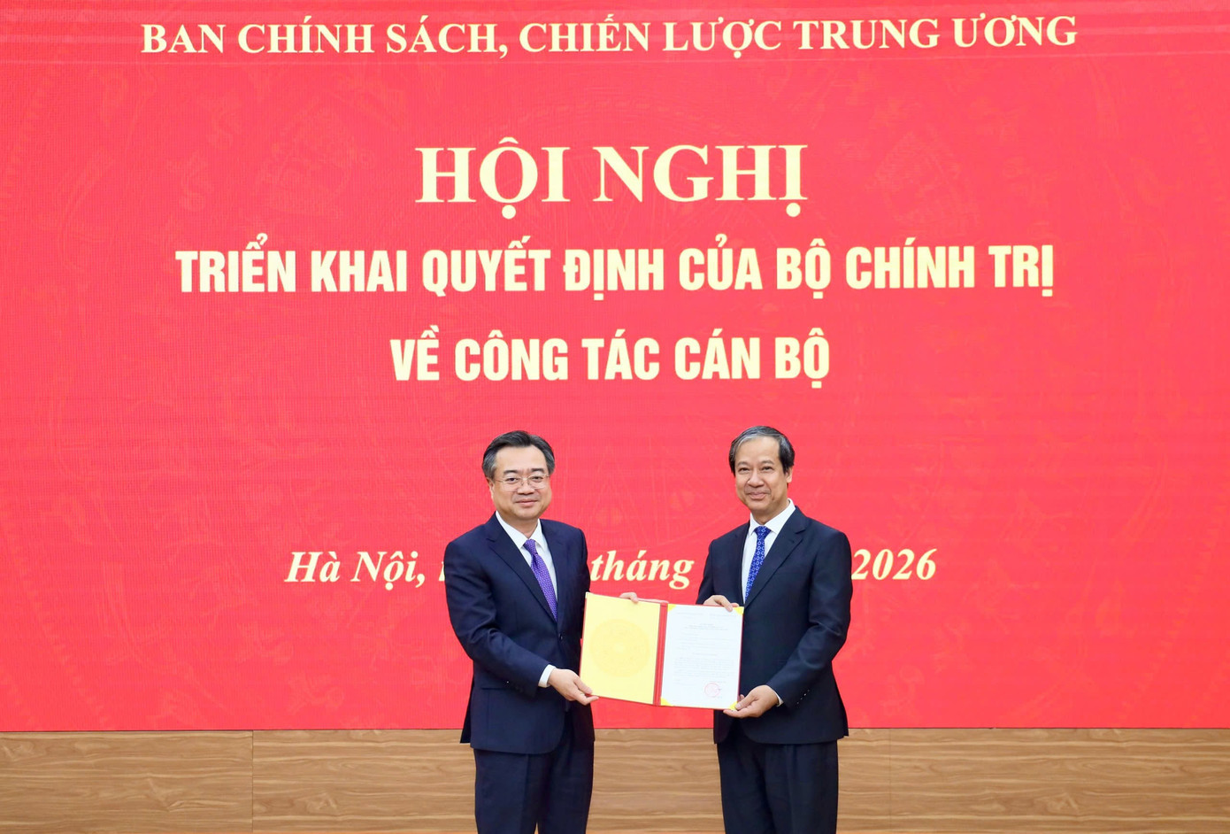 Ủy viên Bộ Chính trị, Bí thư Trung ương Đảng, Trưởng Ban Chính sách, chiến lược Trung ương Nguyễn Thanh Nghị trao quyết định cho ông Nguyễn Kim Sơn. tienphong-272qd.jpg