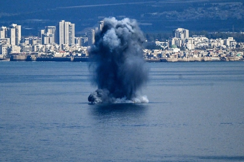 Một vụ nổ trên biển, nhìn từ Haifa, miền bắc Israel, ngày 28/2. Ảnh: Reuters. img-4479.jpg