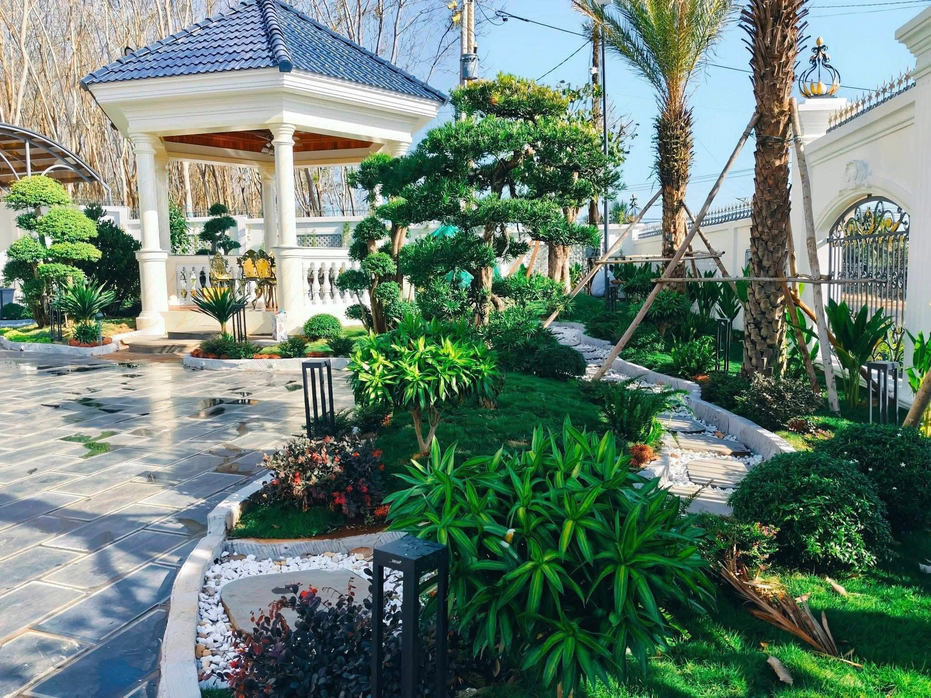 Biệt thự tân cổ điển mái Nhật: Sự giao thoa giữa chuẩn mực châu Âu và tinh thần Á Đông- Ảnh 2. Biệt thự tân cổ điển mái Nhật: Sự giao thoa giữa chuẩn mực châu Âu và tinh thần Á Đông- Ảnh 2.