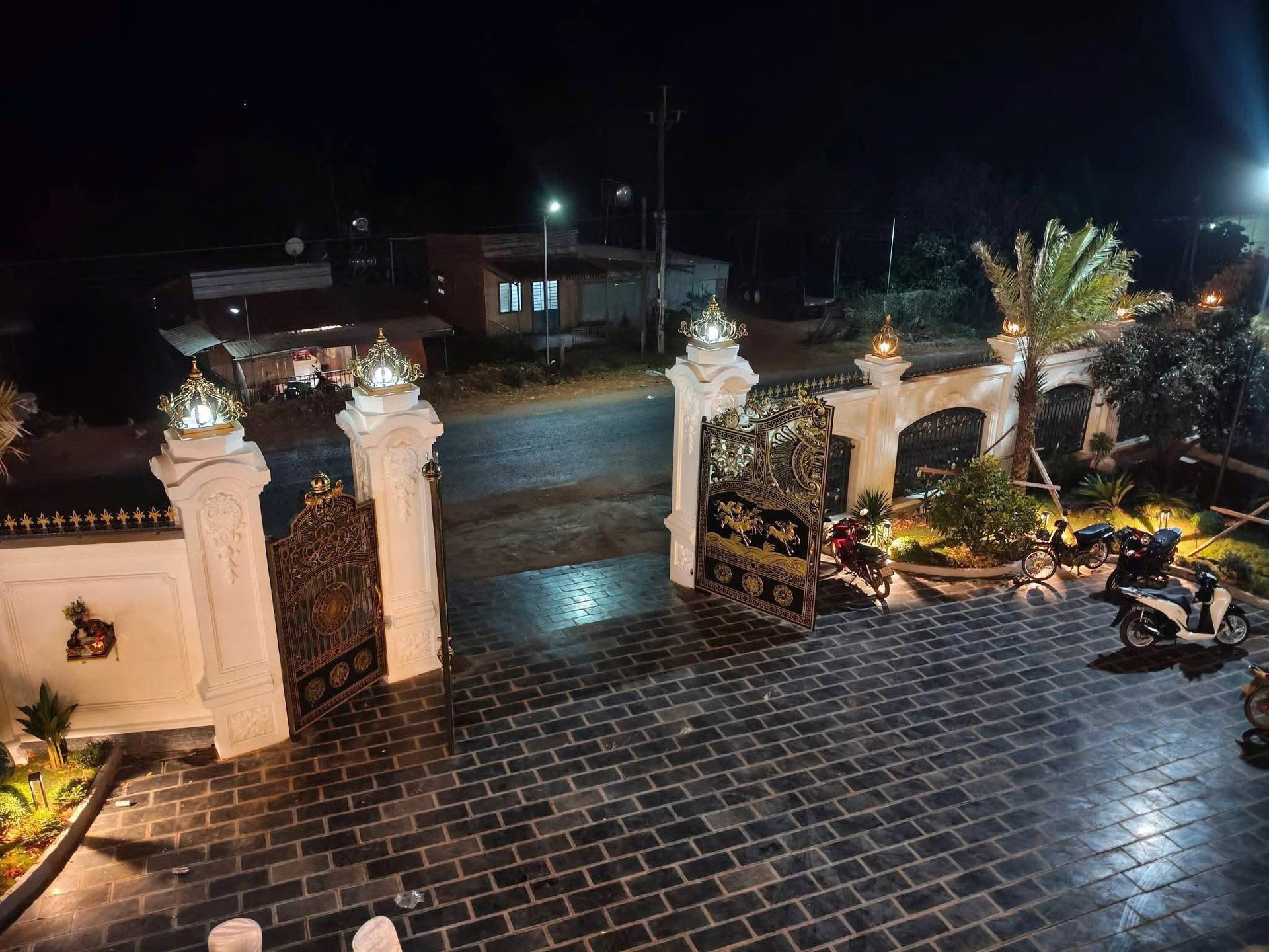 Biệt thự tân cổ điển mái Nhật: Sự giao thoa giữa chuẩn mực châu Âu và tinh thần Á Đông- Ảnh 8. Biệt thự tân cổ điển mái Nhật: Sự giao thoa giữa chuẩn mực châu Âu và tinh thần Á Đông- Ảnh 8.
