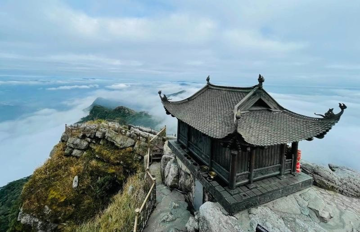 Việt Nam sở hữu ngôi chùa đúc bằng đồng lớn nhất châu Á: Nặng 70 tấn, nằm ở độ cao 1.068m, mây mù bao phủ quanh năm