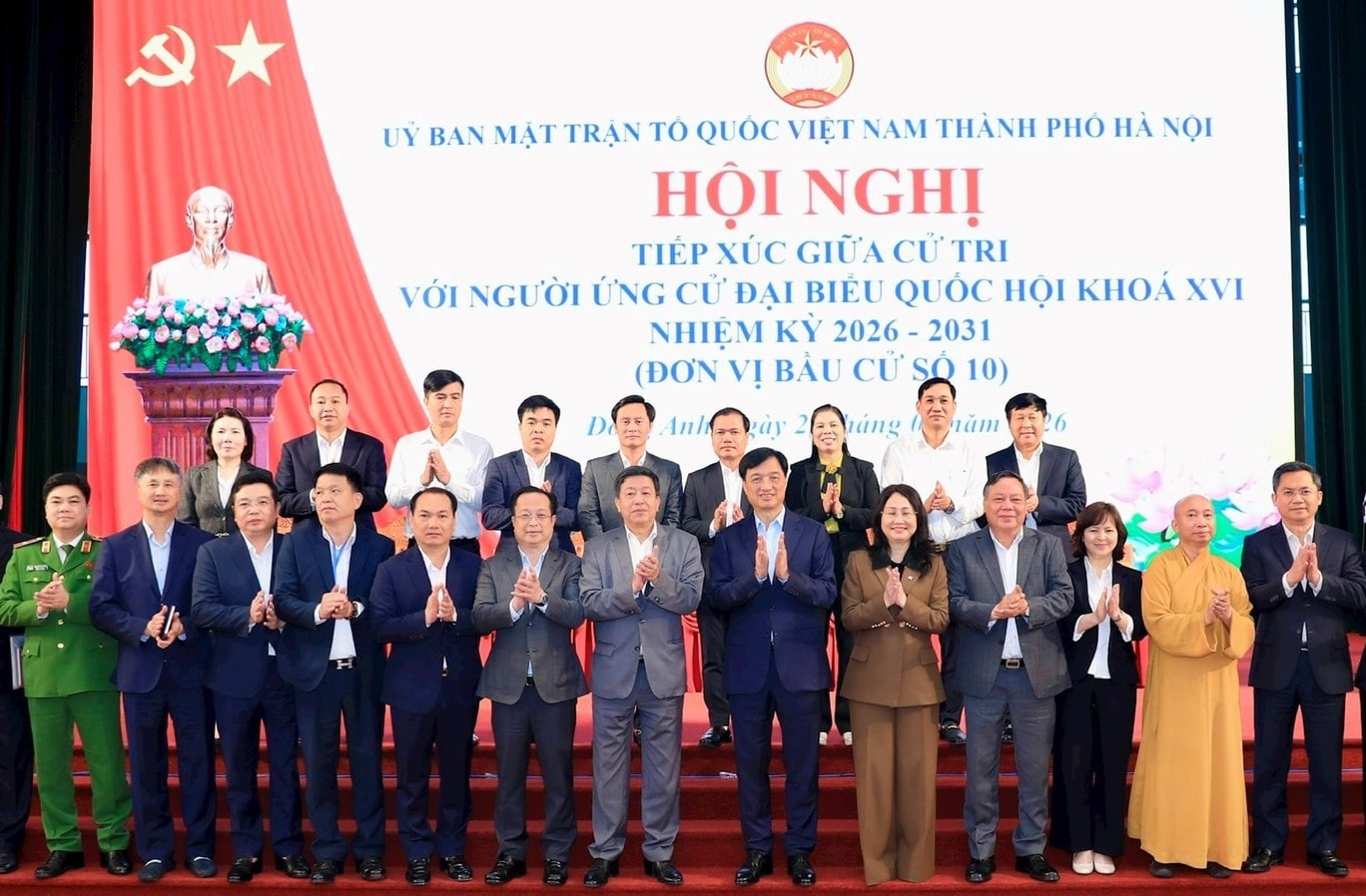 Các ứng cử viên đại biểu Quốc hội chụp ảnh lưu niệm cùng các lãnh đạo thành phố và cử tri. Ảnh:<a style='text-decoration: none;' href='/HNM'>HNM</a> z757209026532983de88951b2823bbb48bd036ec746147-jrbl.jpg