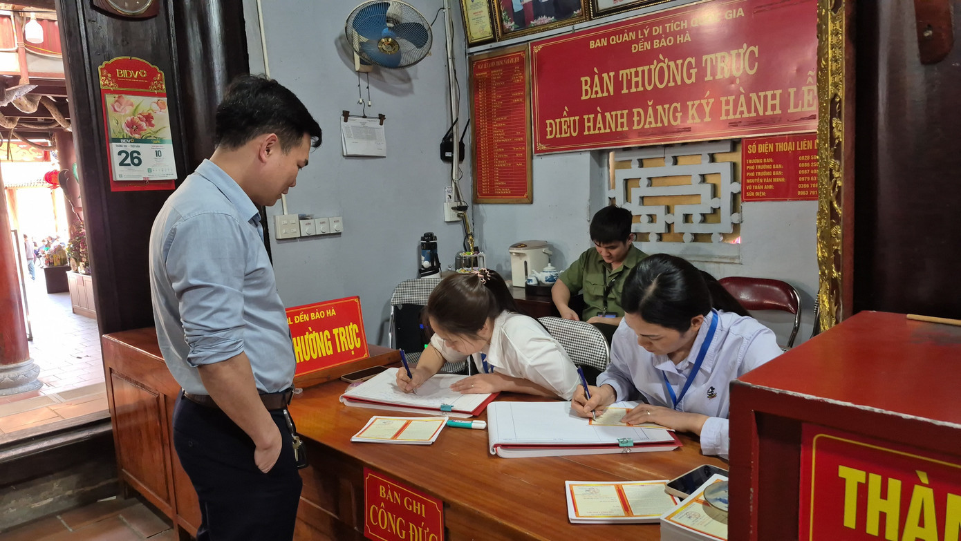 Người dân khi nộp tiền công đức được ghi lại họ tên, năm sinh, địa chỉ và số tiền ủng hộ 4.jpg