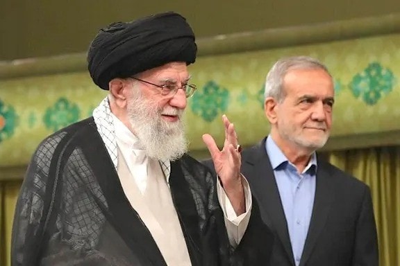 Lãnh tụ Tối cao Iran - Đại giáo chủ Ayatollah Ali Khamenei và Tổng thống Masoud Pezeshkian. (Ảnh: Iranintl) 39b01a349df8c1cbb7a33b47d6941142.jpg