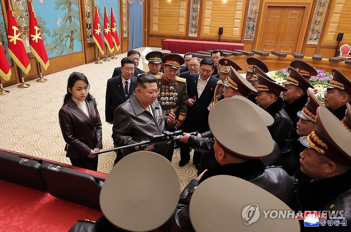 Ông Kim Jong Un tặng súng cho các quan chức quân đội. (Ảnh: Yonhap) pyh2026022801520004200-p4.jpg