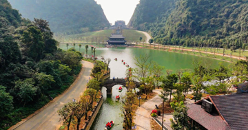 Doanh nghiệp Xây dựng Xuân Trường khảo sát thung lũng hoang sơ đẹp như phim cổ trang giữa lòng di sản thế giới