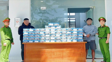 Kiểm tra taxi trong khu dân cư, phát hiện 5 thùng giấy nặng 100kg, bắt nóng 2 đối tượng