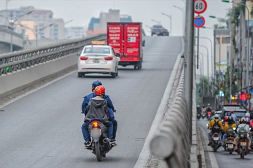 Người đi xe máy nếu sơ ý với các hành vi này sẽ bị phạt tiền từ 10-14 triệu, cần biết và chấp hành nghiêm chỉnh