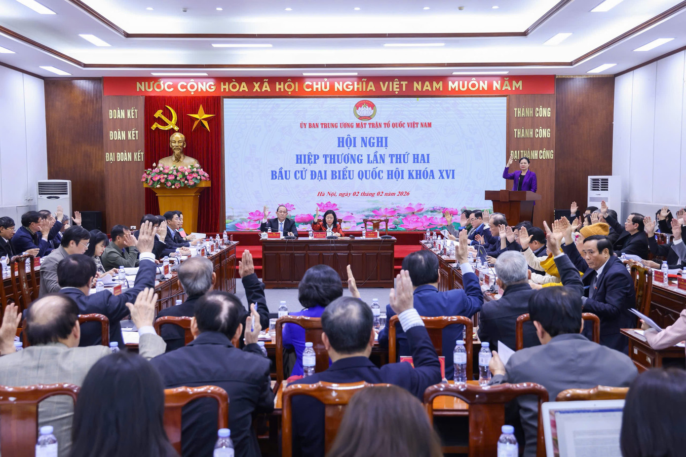 Các đại biểu biểu quyết tại hội nghị. Ảnh: Quang Vinh. tienphong-22hoinghi2.jpg
