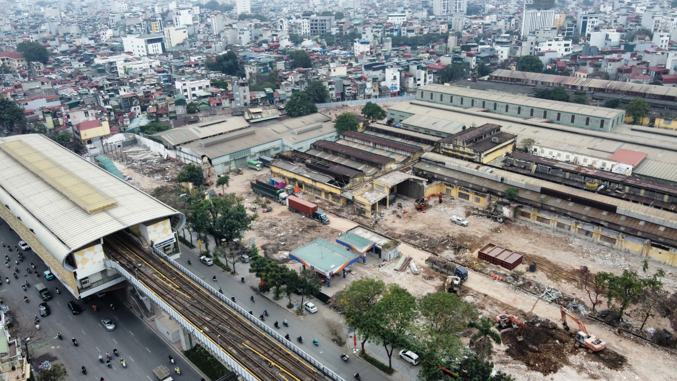 Đầu năm 2026, UBND TP Hà Nội cũng ký quyết định cho CTCP Cao su Sao Vàng được chuyển mục đích sử dụng khoảng hơn 6,2ha đất để xây dựng Tổ hợp thương mại dịch vụ và nhà ở cao tầng tại số 231 đường Nguyễn Trãi, phường Khương Đình. z7492776937669-2a67c1a4074aad2e638405eafc7f62ca.jpg