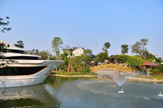 Biệt thự dát vàng của 'đại gia trại lợn': Rộng hàng nghìn m2, bên trong có trực thăng và du thuyền mạ vàng- Ảnh 5. Biệt thự dát vàng của 'đại gia trại lợn': Rộng hàng nghìn m2, bên trong có trực thăng và du thuyền mạ vàng- Ảnh 5.