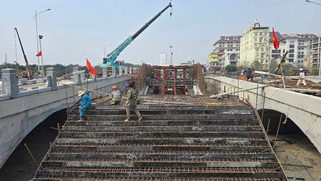 Trước Tết Nguyên đán, thông xe cây cầu trăm tỷ mang kiến trúc cung đình độc đáo tại vùng đất cố đô- Ảnh 2. Trước Tết Nguyên đán, thông xe cây cầu trăm tỷ mang kiến trúc cung đình độc đáo tại vùng đất cố đô- Ảnh 2.