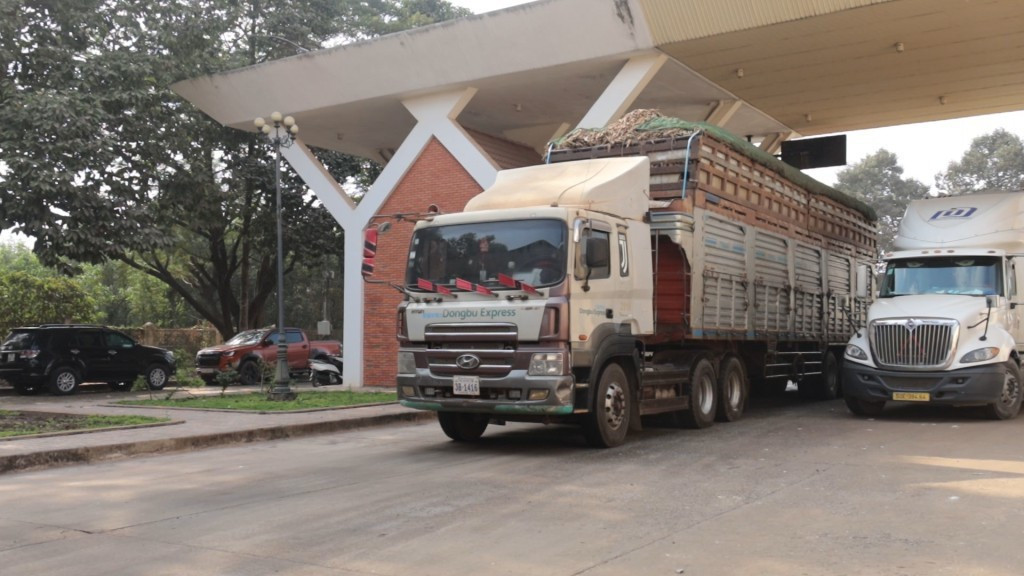 Xe chở khoai mì được thông quan tại Cửa khẩu Quốc tế Xa Mát. Ảnh: Minh Dương. 32ns3.jpg