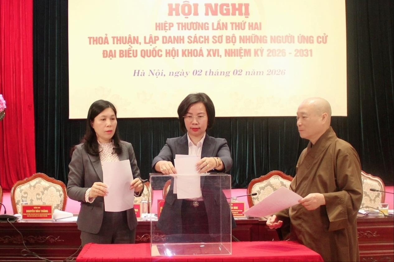 Chủ tịch Ủy ban MTTQ Việt Nam thành phố Hà Nội Bùi Huyền Mai (giữa) và các đại biểu bỏ phiếu tại hội nghị. Ảnh: <a style='text-decoration: none;' href='/HNM'>HNM</a>. tienphong-22bophieu.jpg