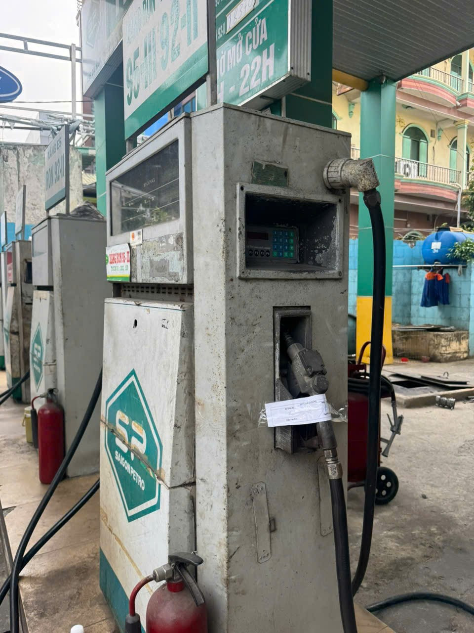Trụ xăng dầu bị niêm phong. 4240483782967255751.jpg