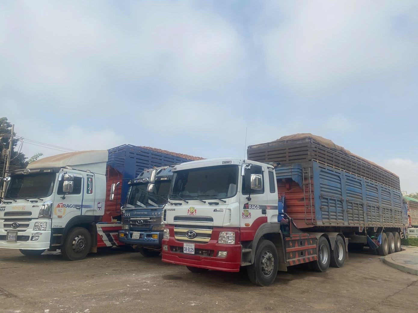 Hàng hóa thông quan tại cửa khẩu quốc tế Xa Mát, ngày 31/1. Ảnh: Báo Tiền Phong 32nsan1.jpg