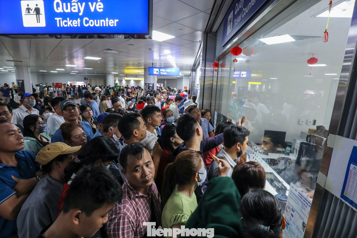 Hành khách mua vé đi tàu metro số 1 TPHCM. 12345.jpg