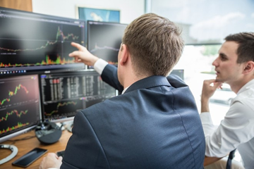 Khối ngoại rút gần 1.200 tỷ đồng khỏi hai cổ phiếu VN30 phiên VN-Index thủng 1.800 điểm