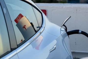 Lần đầu trên thế giới: Một quốc gia khai tử tay nắm cửa ẩn trên xe điện, Tesla cũng phải nhập gia tùy tục