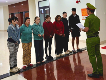 Tạm giữ hình sự nam thanh niên sinh năm 1994 cùng nhiều 'quý bà', thu giữ 11 điện thoại, 77 triệu đồng