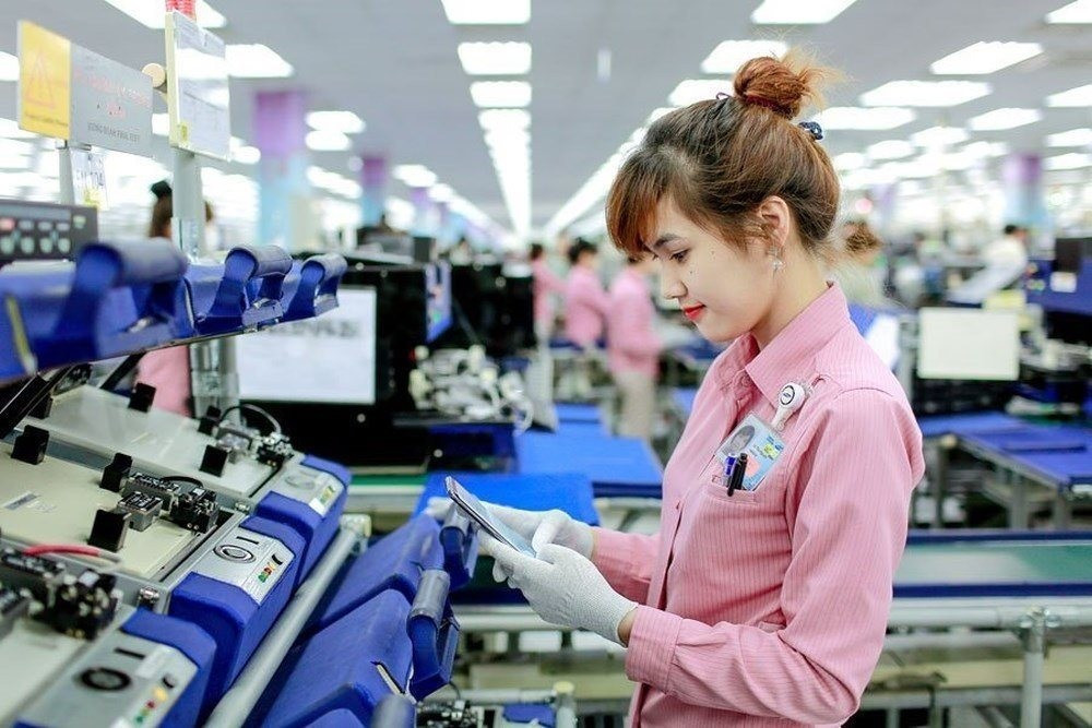 Người lao động đi làm xuyên Tết tiền lương được tính theo chế độ làm thêm giờ với mức chi trả cao hơn đáng kể. Ảnh minh họa: VnEconomy. cong-nhan.jpg