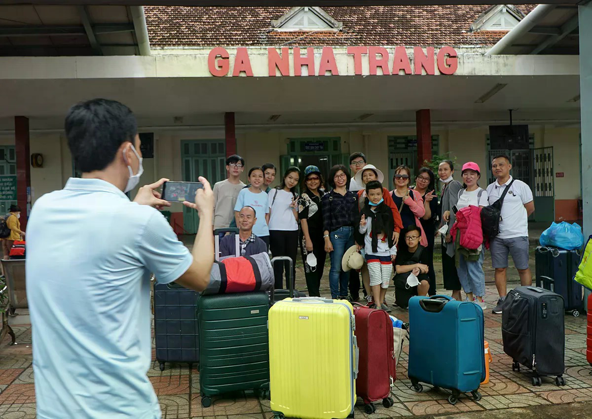 Với kiến trúc cổ kính và không gian bao quanh, ga Nha Trang ngày nay không chỉ phục vụ hành khách mà còn là điểm check-in yêu thích của giới trẻ và du khách yêu thích chụp hình. ga-nha-trang1.jpg