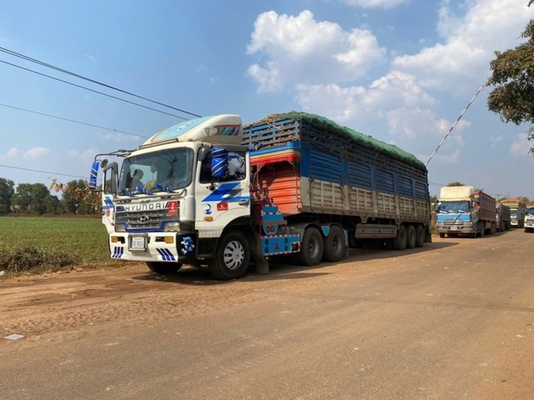 Xe hàng hóa ở cửa khẩu Tây Ninh. 43tn.jpg