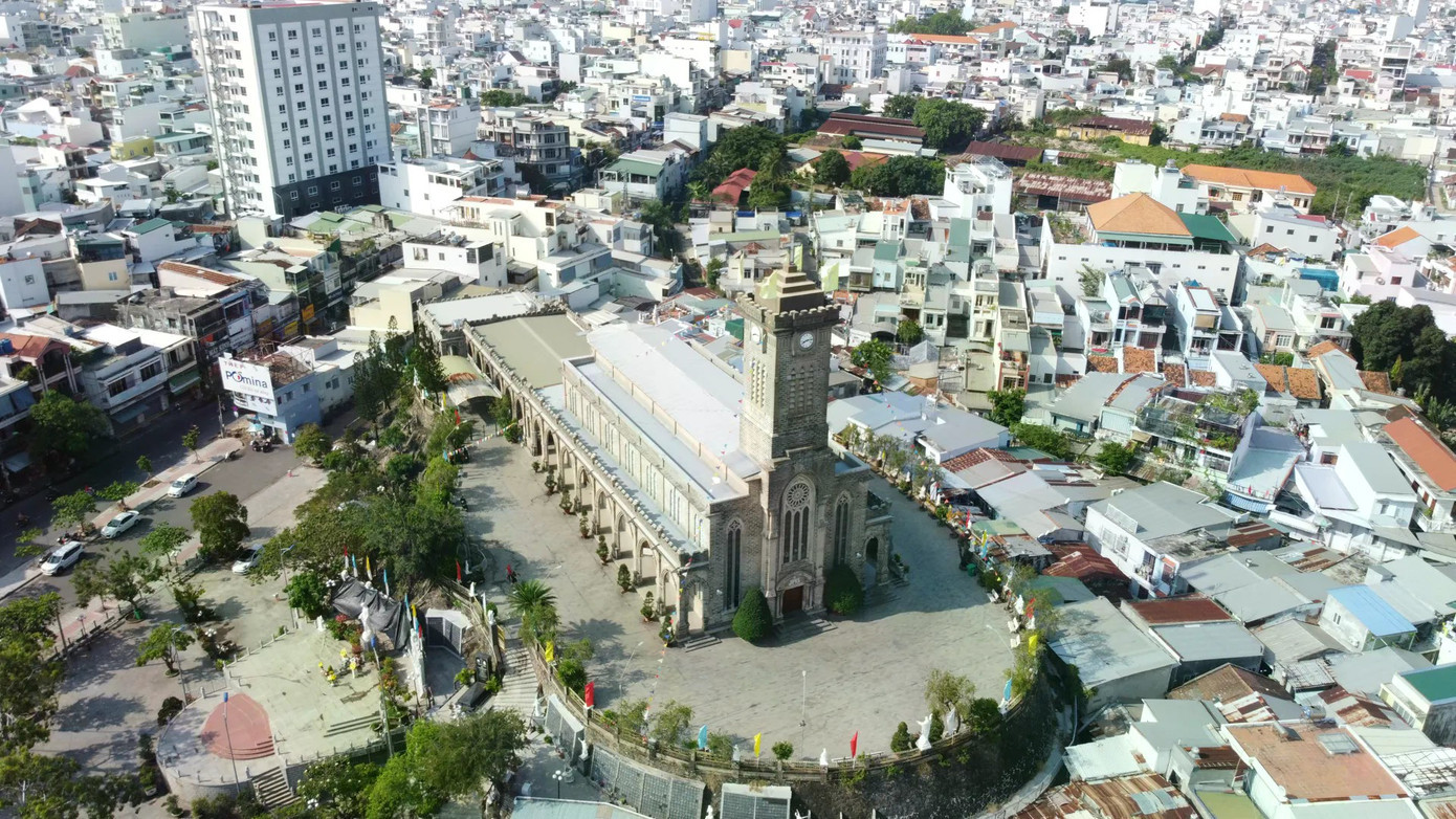 Nhà thờ Núi nằm trên đường Thái Nguyên, phường Nha Trang là một trong những công trình kiến trúc tôn giáo và biểu tượng du lịch nổi bật nhất của phố biển. Nhà thờ vừa là nơi tổ chức các thánh lễ hằng ngày, vừa là địa điểm tham quan, chụp ảnh và khám phá lịch sử - kiến trúc cho du khách. nha-thoda2.jpg