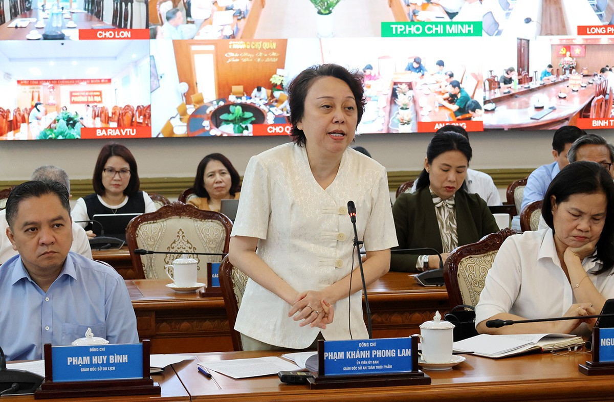 Giám đốc Sở An toàn thực phẩm TPHCM Phạm Khánh Phong Lan trao đổi tại buổi họp. Ảnh: TTBC. ktxh-c-plan.jpg