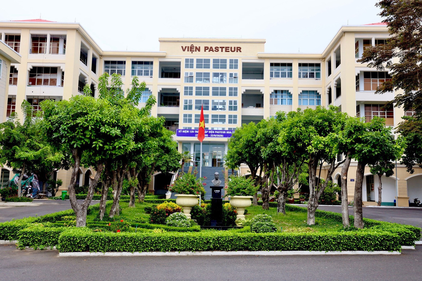 Ngoài các công trình kiến trúc trên, Nha Trang còn có Viện Pasteur Nha Trang được bác sĩ Alexandre Yersin thành lập năm 1895. Viện Hải dương học được hình thành và phát triển kể từ 1922, trong suốt lịch sử, viện đã xuất bản hàng ngàn công trình nghiên cứu và đóng góp quan trọng cho việc khai thác bền vững tài nguyên biển, bảo vệ môi trường, dự báo thiên tai và khẳng định chủ quyền quốc gia trên biển. 481128107-946677280953864-2679909756336931820-n.jpg