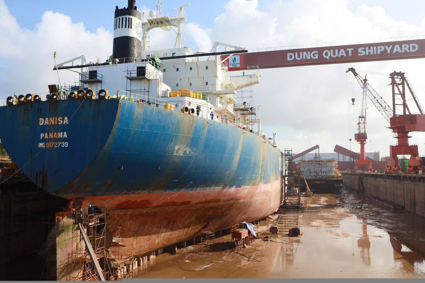 Tàu đang được sửa chữa tại Nhà máy đóng tàu Dung Quất 15a.jpg