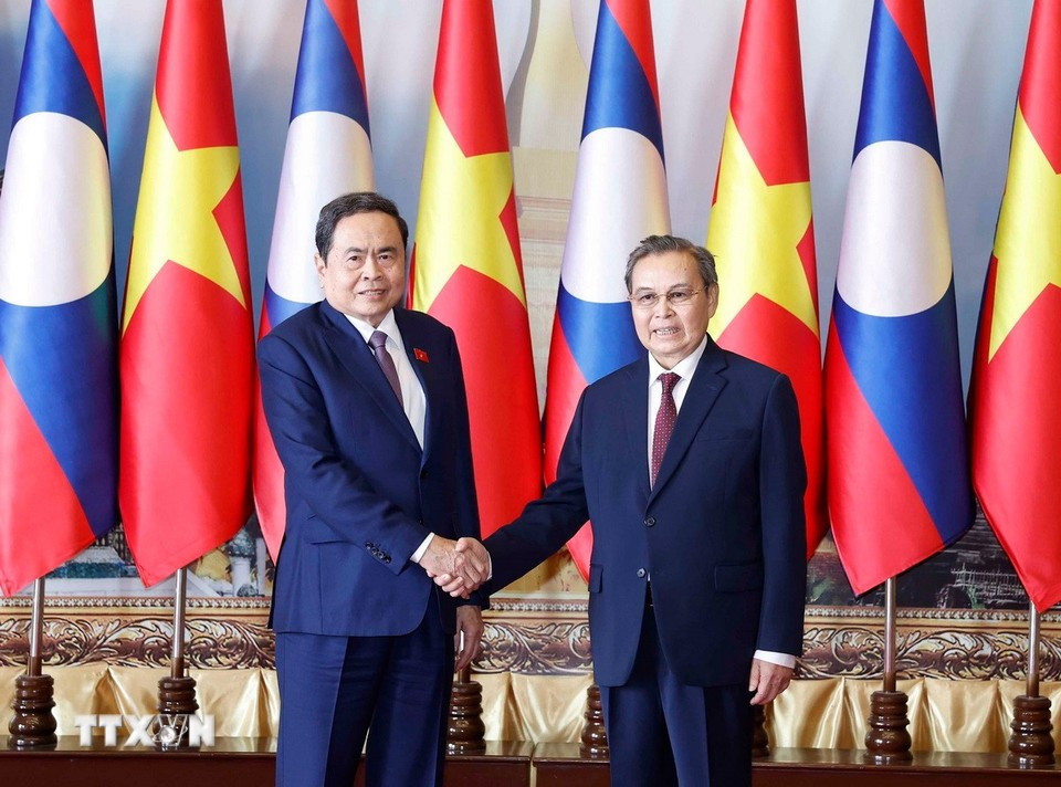 Chủ tịch Quốc hội Trần Thanh Mẫn hội kiến Chủ tịch Quốc hội Lào Saysomphone Phomvihane. Ảnh: TTXVN man.jpg
