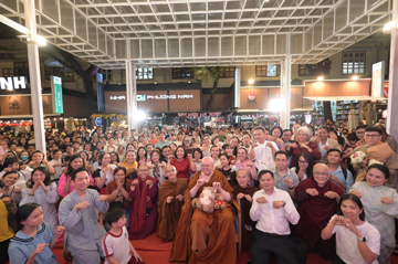 Đường sách chật kín người đón Thiền sư Ajahn Brahm