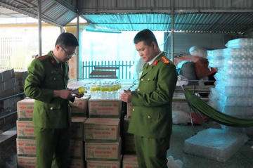 Khởi tố chủ cơ sở sản xuất giấm gạo SN 1992, thu giữ 258 thùng carton, 21.000 nhãn mác