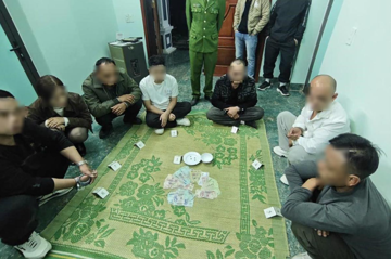 Kiểm tra nhà Đặng Tằng Sơn SN 1972, tịch thu 1 bộ bát đĩa và hơn 21 triệu đồng tiền mặt: Bắt nóng 7 đối tượng