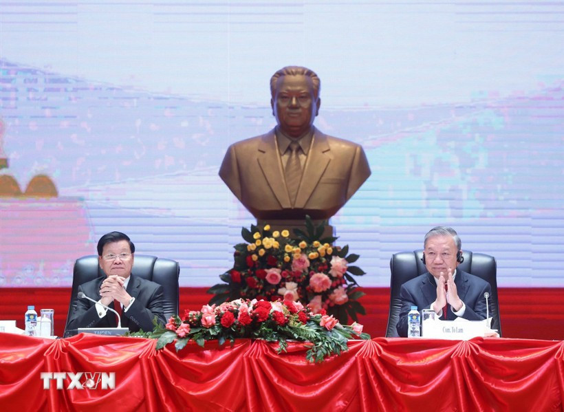 Tổng Bí thư Tô Lâm và Tổng Bí thư, Chủ tịch nước Lào Thongloun Sisoulith chủ trì Hội nghị thông báo kết quả Đại hội đại biểu toàn quốc lần thứ XIV của Đảng Cộng sản Việt Nam. (Ảnh: Thống Nhất/TTXVN) tbt-1.jpg
