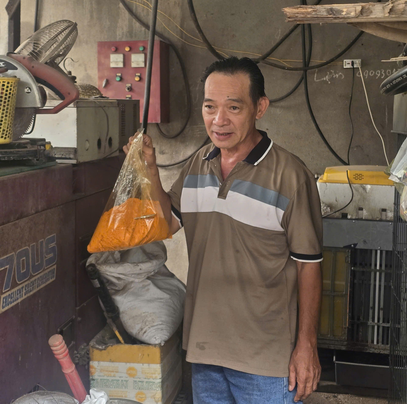 Phẩm màu dùng để tạo màu cho xăng giả. 608254571076179895-2128.jpg