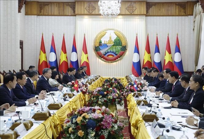Tổng Bí thư Tô Lâm hội kiến Thủ tướng Lào Sonexay Siphandone. Ảnh: TTXVN tbt-hoi-kien3-011225.jpg