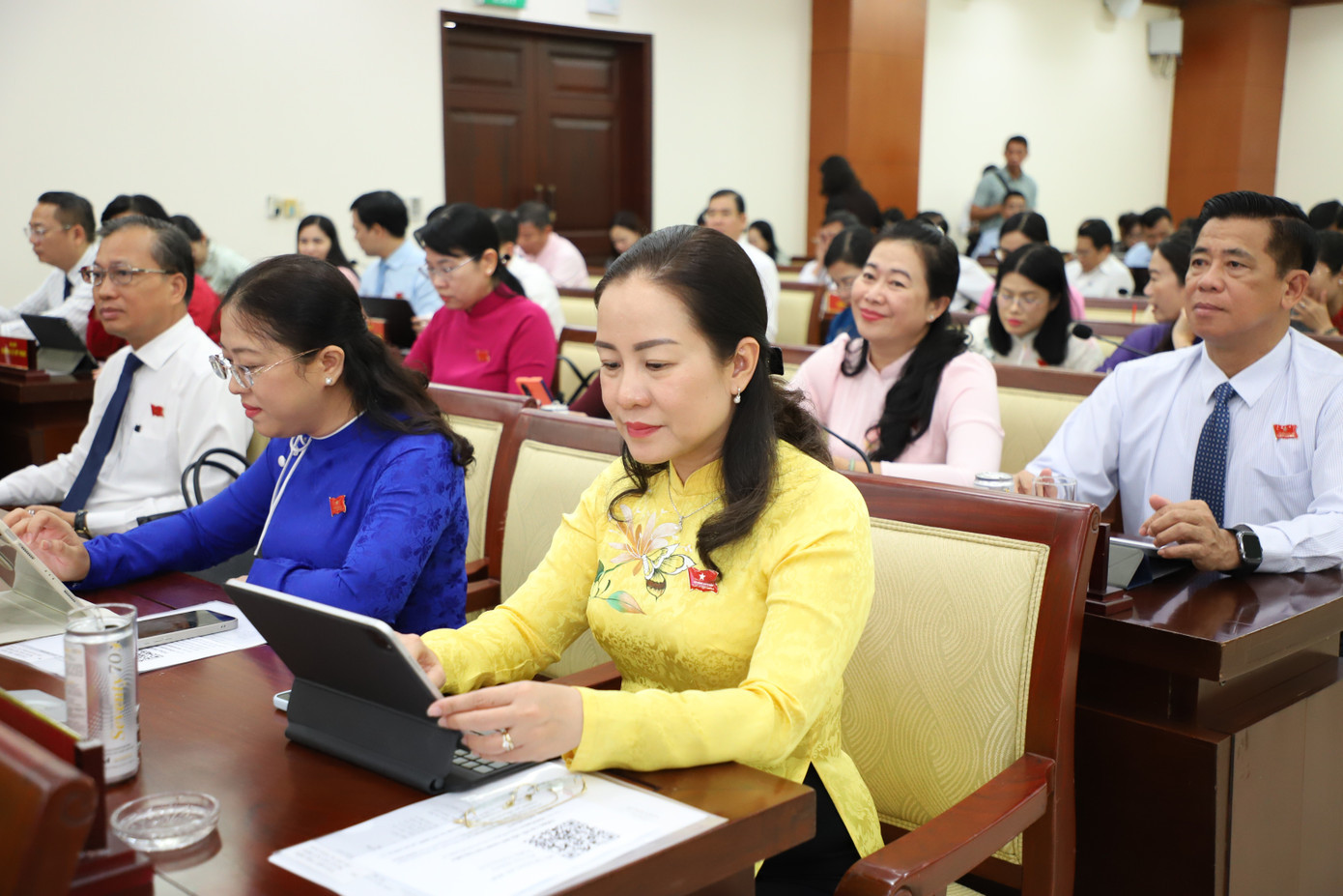 Đại biểu HĐND TPHCM biểu quyết thông qua một số nội dung tại kỳ họp cuối cùng khóa X, sáng 6/2. Ảnh: Ngô Tùng. img-9172.jpg