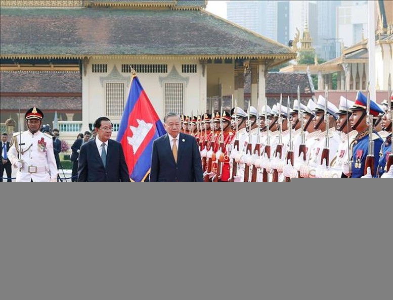 Tổng Bí thư Tô Lâm và Samdech Techo Hun Sen duyệt Đội danh dự Quân đội Hoàng gia Campuchia - Ảnh: TTXVN 2.jpg