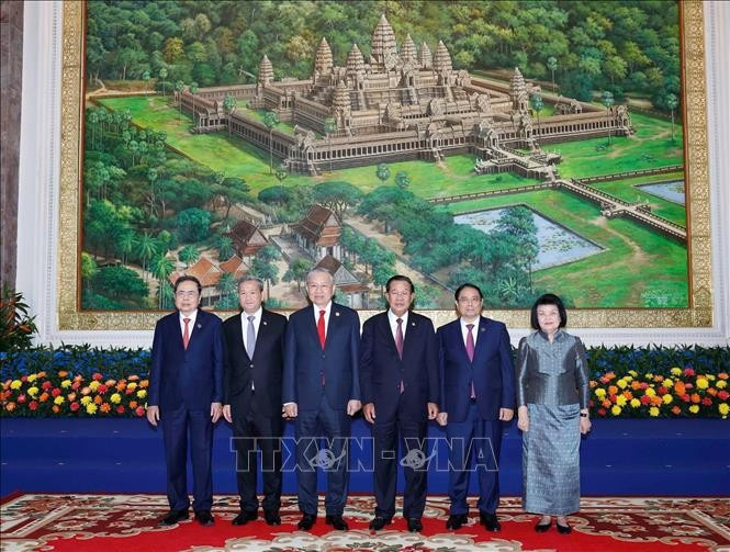 Tổng Bí thư Tô Lâm, Chủ tịch Đảng Nhân dân Campuchia Hun Sen cùng các lãnh đạo chủ chốt của hai nước. Ảnh: TTXVN hun-sen-3.jpg