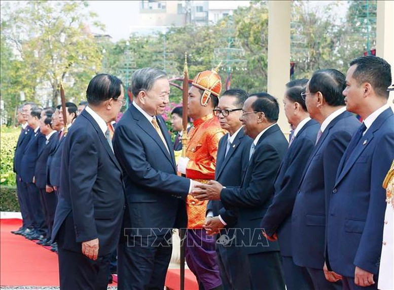 Tổng Bí thư Tô Lâm với thành viên đoàn cấp cao Campuchia - Ảnh: TTXVN 4.jpg