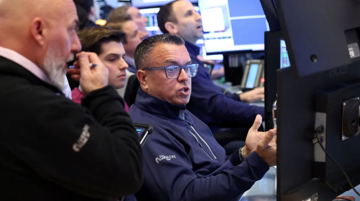 Phố Wall 'đỏ lửa': Dow Jones mất gần 600 điểm, Bitcoin lao dốc 15%
